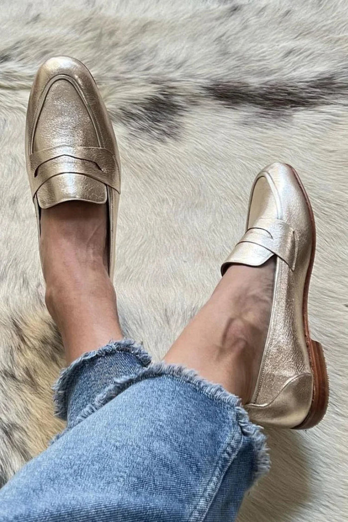 Dam Loafers med Metallisk Yta och Klassisk Passform