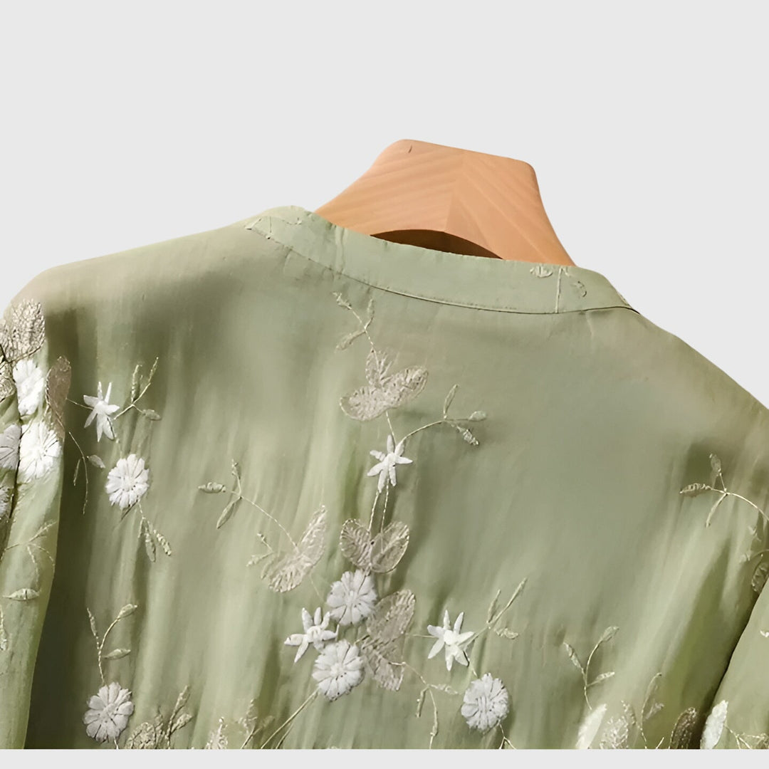 Nellie | Elegant Topp Med Broderade Blommor