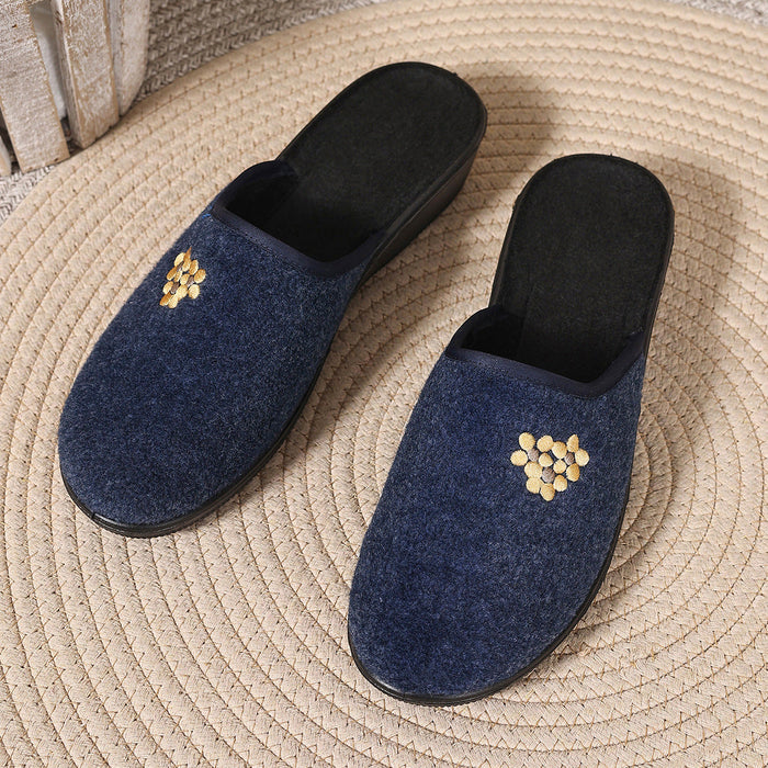 Dam Tofflor med Broderad Blomdetalj och Kilklack