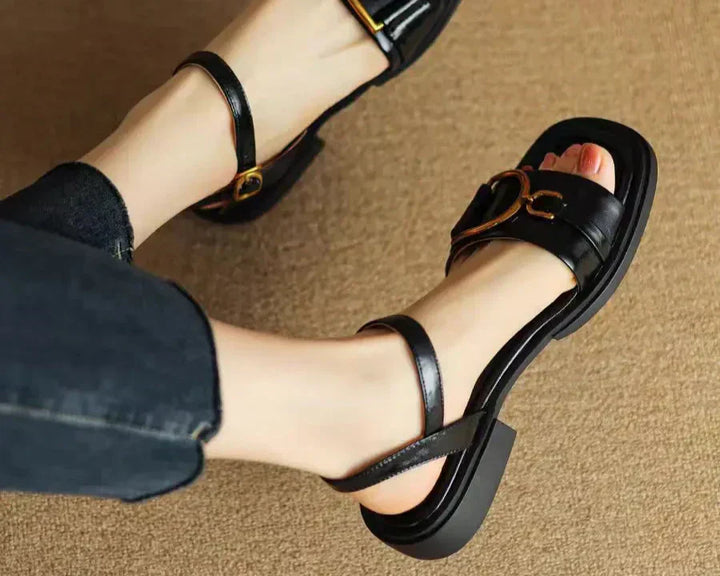 Amara | Platta Sandaler Med Spänne
