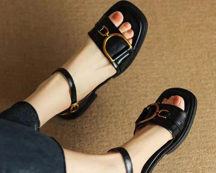 Amara | Platta Sandaler Med Spänne