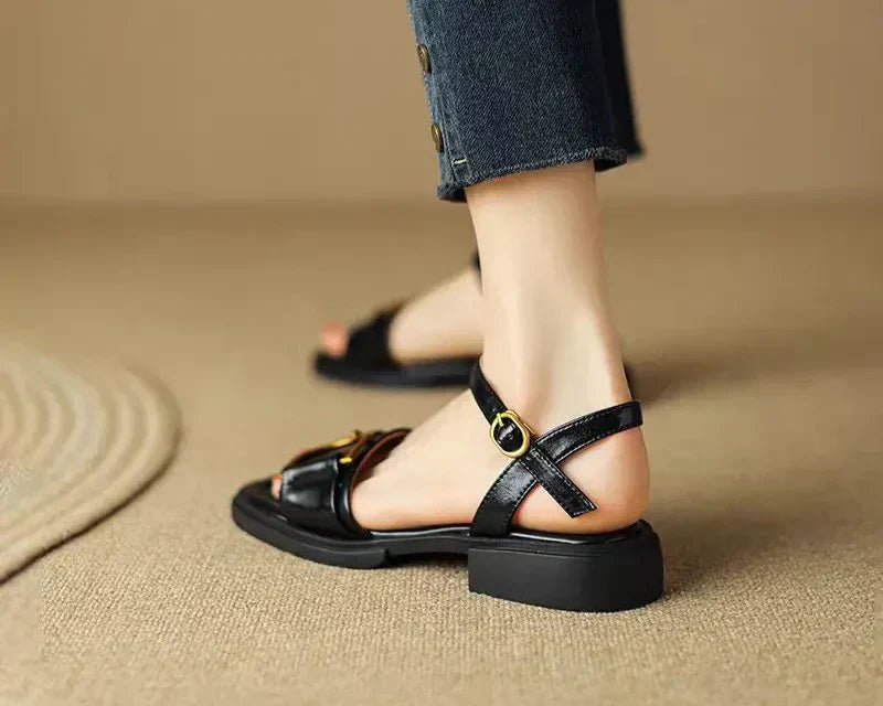 Amara | Platta Sandaler Med Spänne