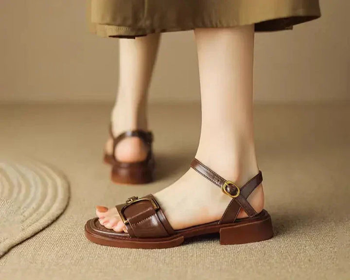 Amara | Platta Sandaler Med Spänne
