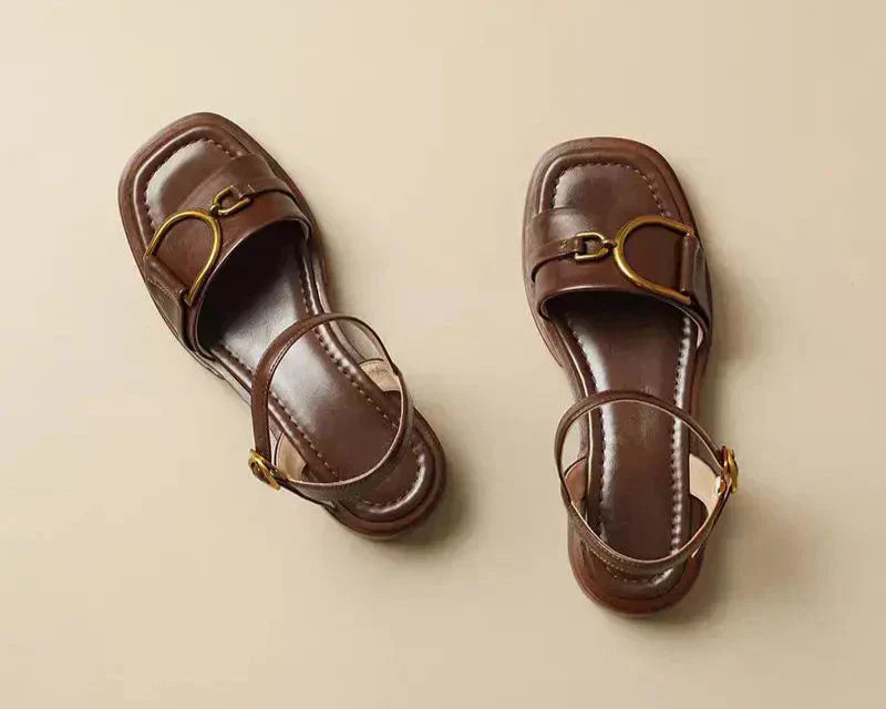 Amara | Platta Sandaler Med Spänne