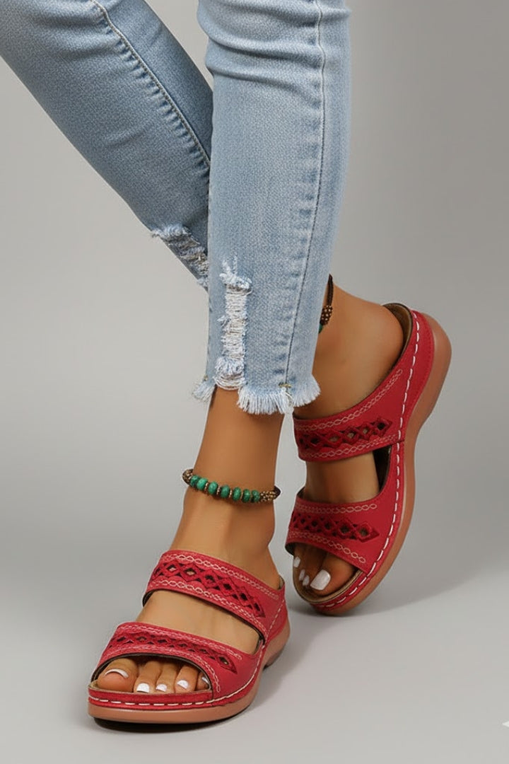 Jacklyn | Damens slidesandaler med dubbla remmar och dekorativa utskärningar