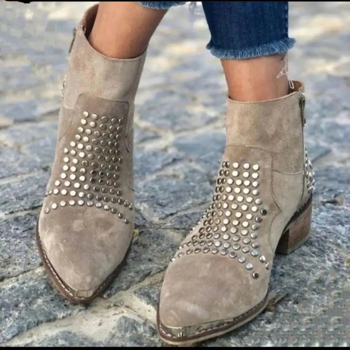 Charlotte | Ankelskor med Nitar, Spetsig Tå, Sidodragkedja, Chunky Klack