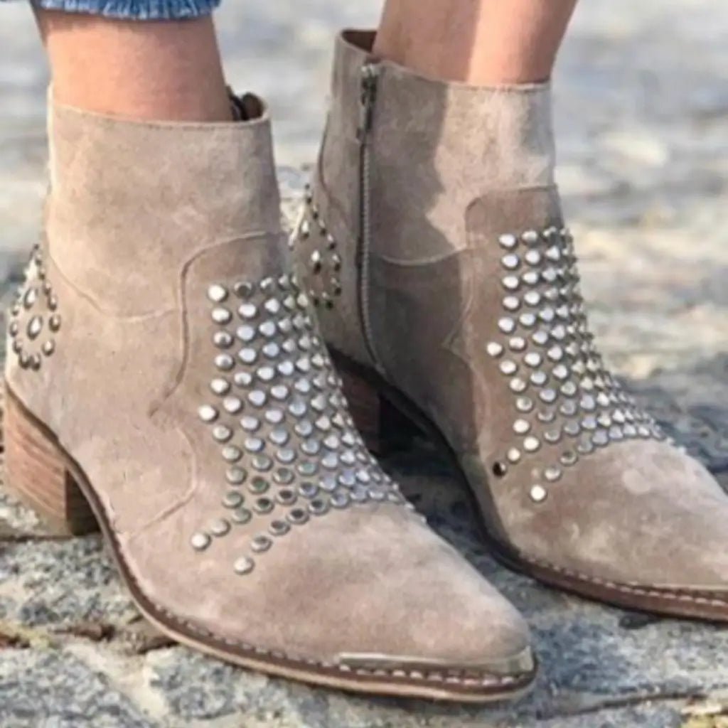 Charlotte | Ankelskor med Nitar, Spetsig Tå, Sidodragkedja, Chunky Klack